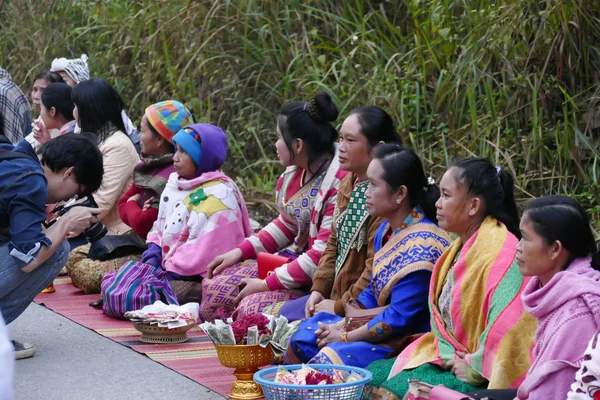 Les gens qui attendent d'offrir de la nourriture au moine bouddhiste en offrande de nourriture t — Photo