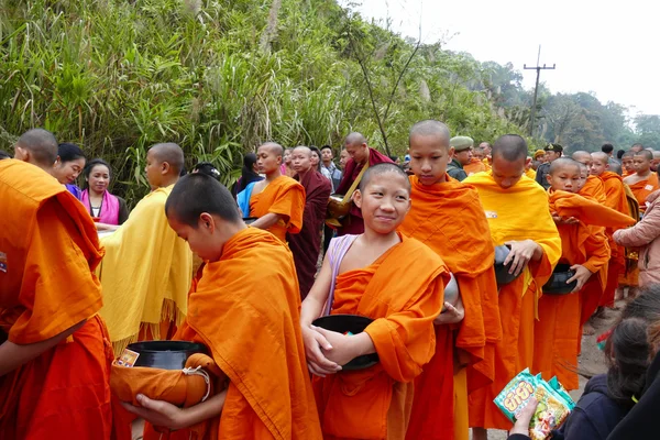 Buddistisk munk i mat erbjuder traditionella ceremonin mellan thailändska — Stockfoto