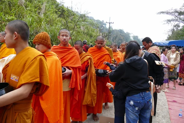 Lidé dávají jídlo pro buddhistický mnich v potravinách, nabízející tradiční c — Stock fotografie