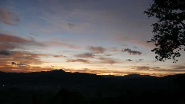 Albero, montagna e cielo all'alba — Foto Stock