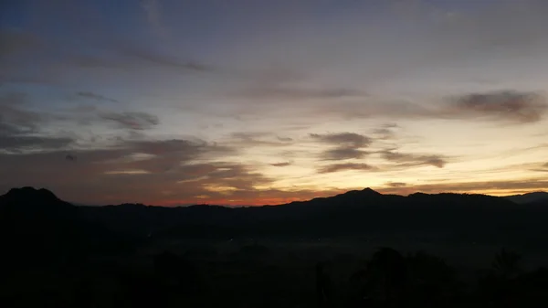 Гора, хмара і небо на світанку — стокове фото