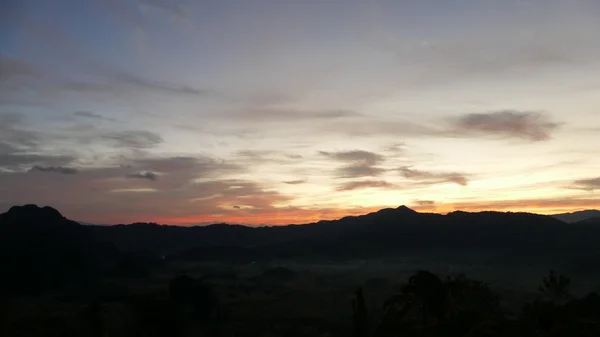 Гора, хмара і небо на світанку — стокове фото