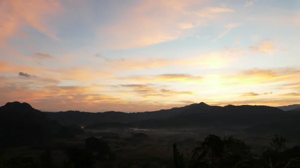 Montanha, nuvem e céu ao amanhecer — Fotografia de Stock