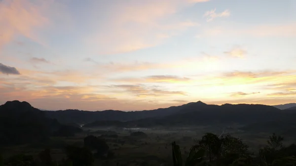 Montanha, nuvem e céu ao amanhecer — Fotografia de Stock