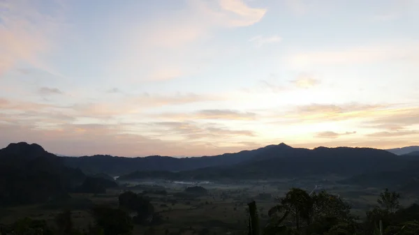 Montanha, nuvem e céu ao amanhecer — Fotografia de Stock