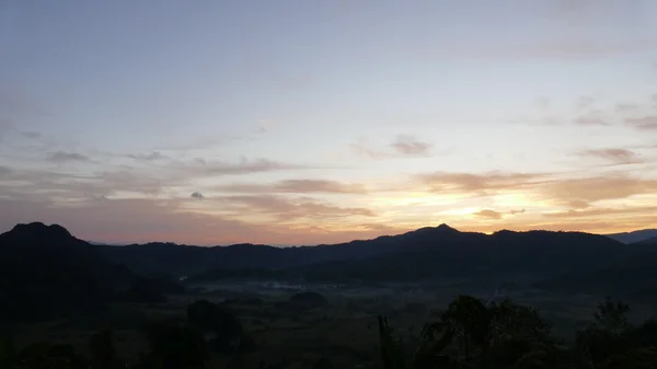 Montanha, nuvem e céu ao amanhecer — Fotografia de Stock