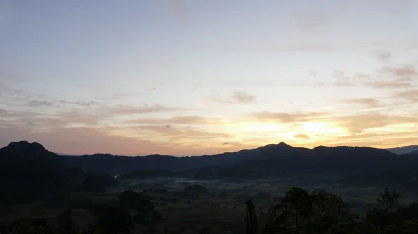 Montanha, nuvem e céu ao amanhecer — Fotografia de Stock