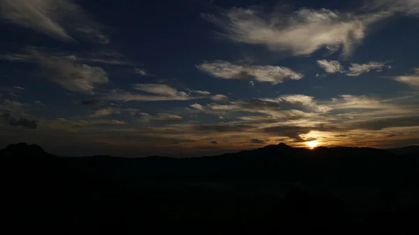 Sun, mountain, cloud and sky at dawn — Stock Photo, Image