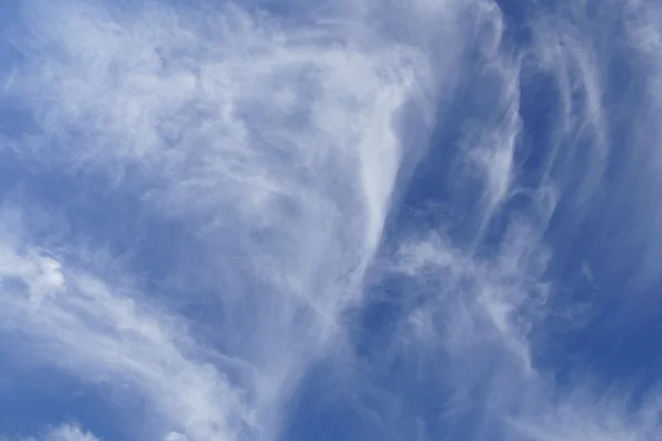 Nuvens e céu azul — Fotografia de Stock