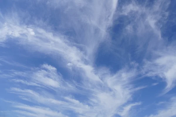 Nuvens e céu azul — Fotografia de Stock