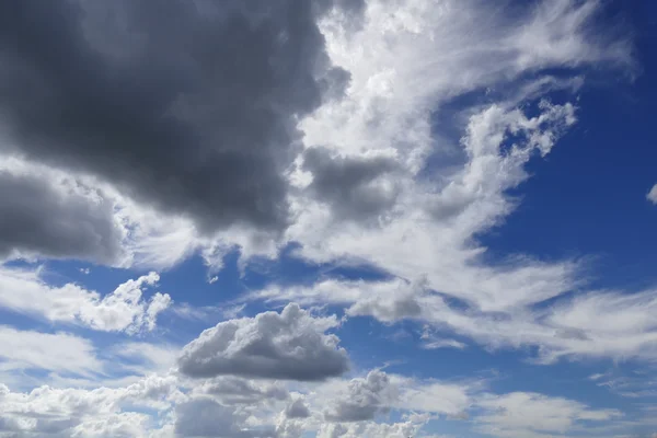 Paysage nuageux et ciel bleu — Photo