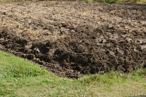 Gecultiveerde bodem in de landbouwgrond — Stockfoto