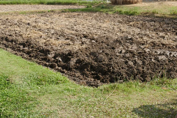 Suelo cultivado en las tierras de cultivo — Foto de Stock