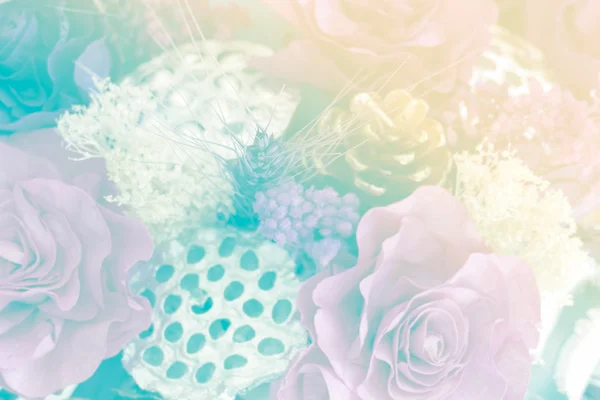 Kytice z umělých květin s barevným filtrem a měkké zaměření — Stock fotografie