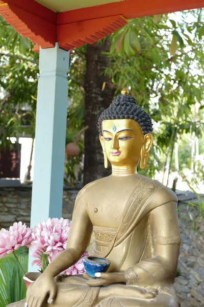 Goldene Buddha-Statue im bhutanischen Stil — Stockfoto