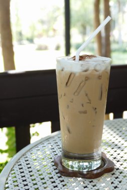 buzlu kapuçino kahve beyaz masada