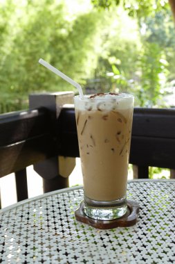 buzlu kapuçino kahve beyaz masada