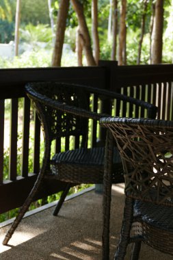 Balkonda siyah rattan koltuk