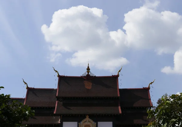 Архитектура традиционной таиландской крыши — стоковое фото