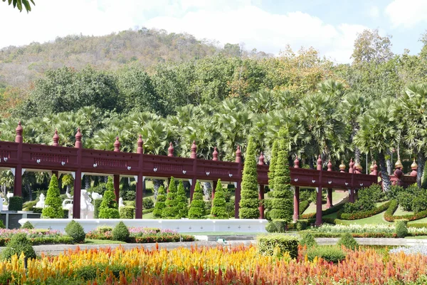 Asya tarzı köprü ve flowerbed — Stok fotoğraf