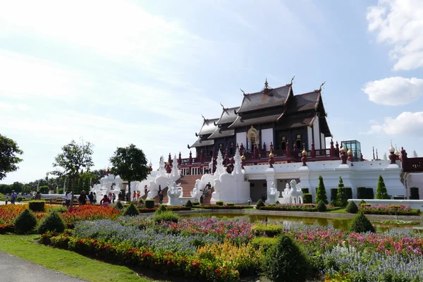 People travelling to see the royal pavilion in royal park rajapr — Stock Photo, Image