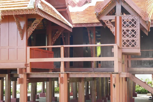 Традиционный деревянный дом в Таиланде — стоковое фото