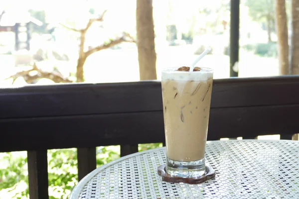 Eiskaffee Cappuccino auf weißem Tisch — Stockfoto