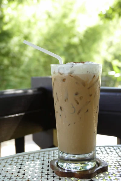 Кофе со льдом капучино на белом столе — стоковое фото