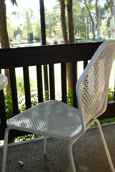 Silla de metal blanco en el balcón — Foto de Stock