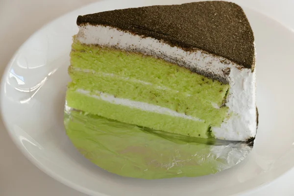 Yeşil çay pasta beyaz plaka üzerinde — Stok fotoğraf