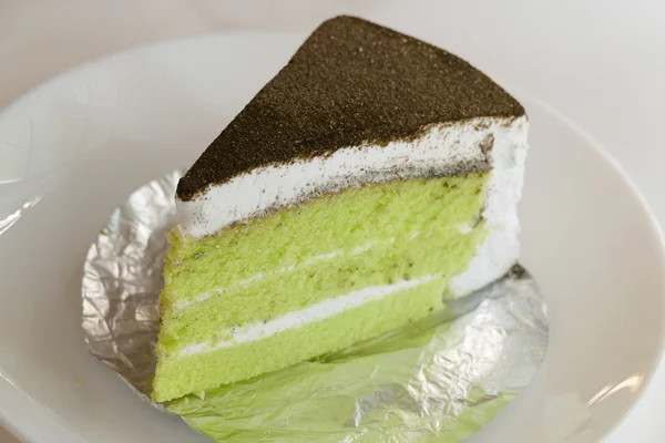 Torta di tè verde su piatto bianco — Foto Stock