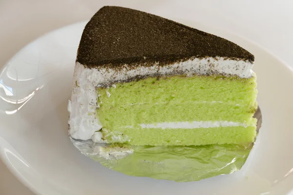 Зелений чайний торт на білій тарілці — стокове фото