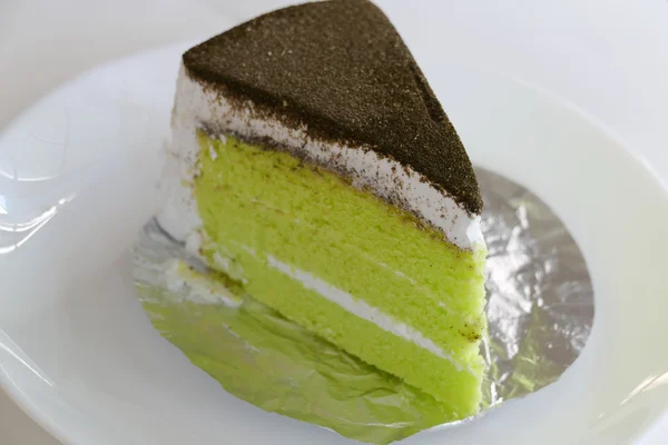 Torta di tè verde su piatto bianco — Foto Stock