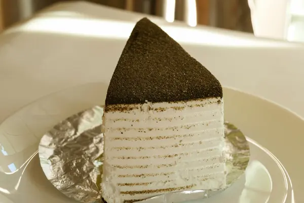 Grüntee-Kuchen auf weißem Teller — Stockfoto