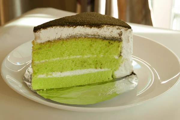 Pastel de té verde en plato blanco —  Fotos de Stock