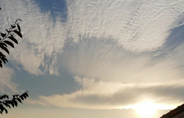 Paysage nuageux et ciel au coucher du soleil pour le fond — Photo