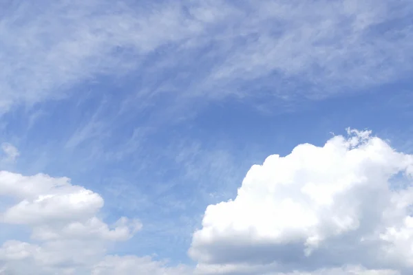 Nuvem e céu azul — Fotografia de Stock