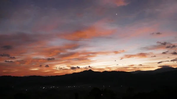 Гора і небо на світанку — стокове фото