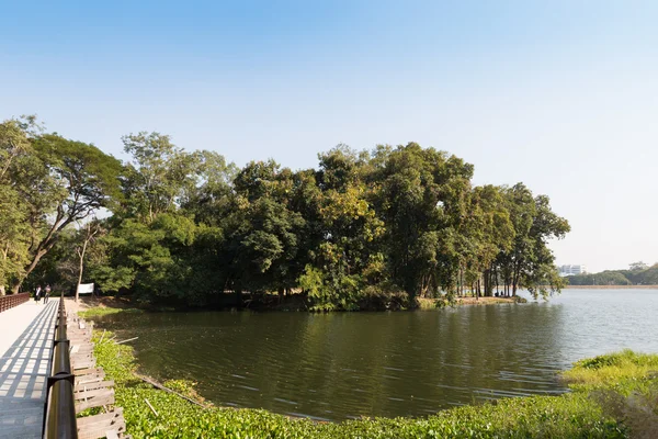 Pasarela a través del estanque en el parque — Foto de Stock