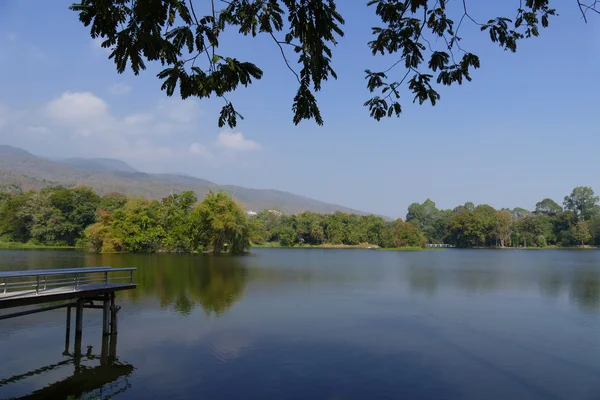 Cais, montanha e a lagoa no parque — Fotografia de Stock