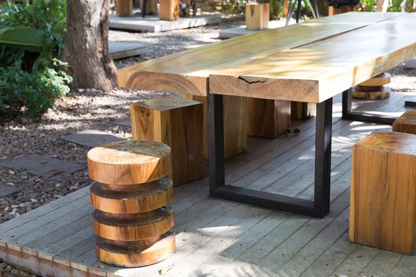ahşap masa ve Bahçe tabure