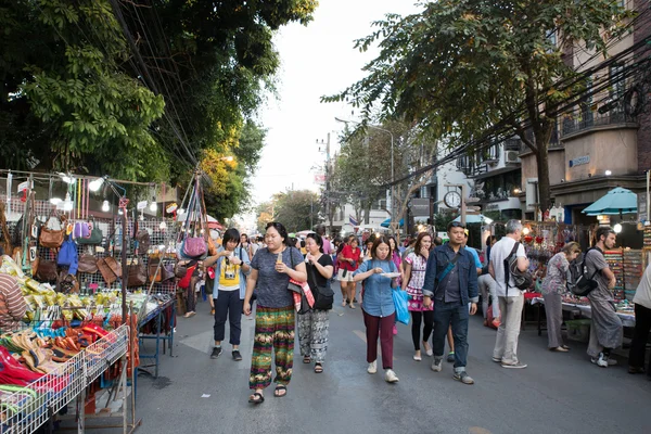 Pessoas andando e fazendo compras na rua andando domingo — Fotografia de Stock