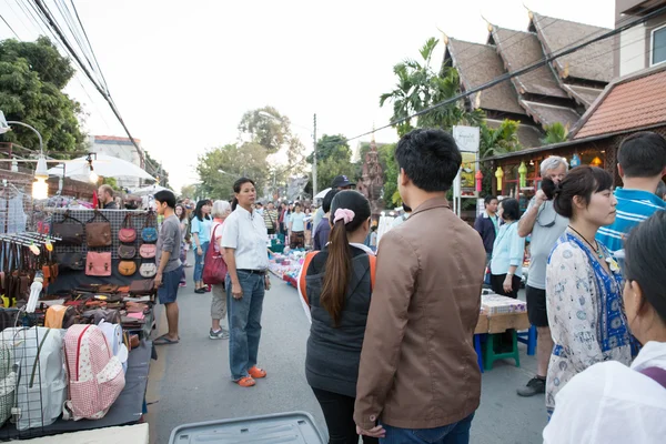 Pessoas andando e fazendo compras na rua andando domingo — Fotografia de Stock