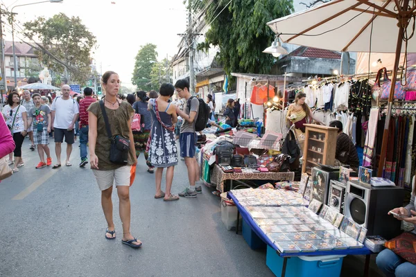 Pessoas andando e fazendo compras na rua andando domingo — Fotografia de Stock