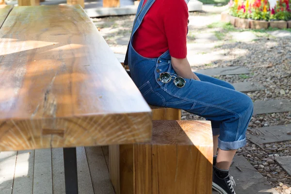 Niña vistiendo camiseta roja y vaqueros azules con gafas de sol — Foto de Stock