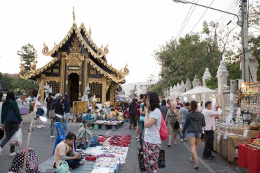 Street yürüyüş ve Pazar saat alışveriş insanlar 