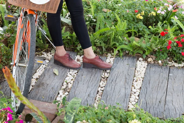 Niña con pantalones negros y zapatos de cuero marrón de pie al lado — Foto de Stock