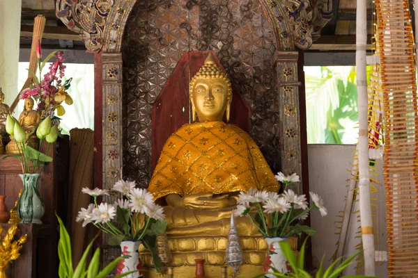 Meditar estátua buda dourada — Fotografia de Stock