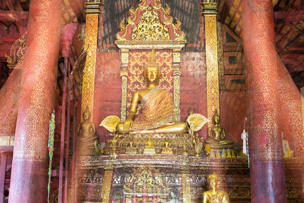 Meditar estátua buda dourada — Fotografia de Stock