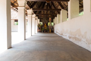 Buda heykeli altın geçit